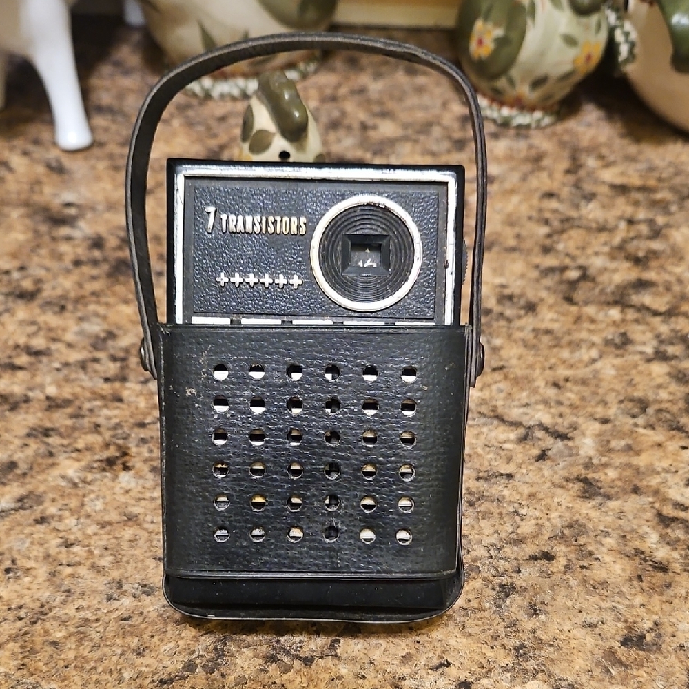Vintage Portable Workiing 7 Transistor Radio - Black
